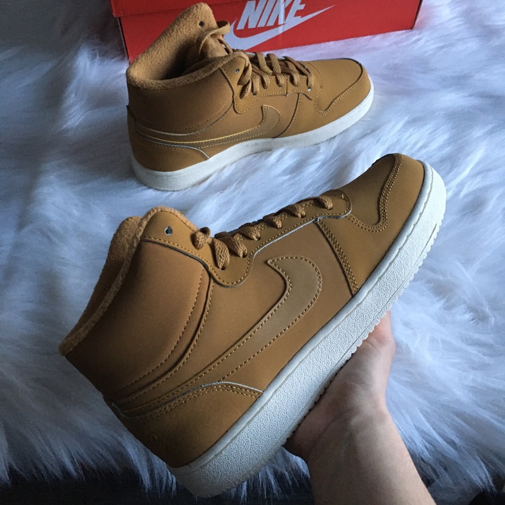Nike women’s eberon mid se brown 7.5